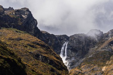 Güzel Himalaya Dağı Şelalesi Langtang Köyü ile Lama Oteli arasında Nepal yürüyüşü sırasında görüldü.