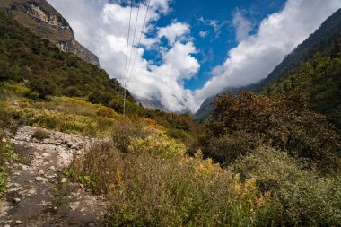 Himalayalar 'ın Bulutlu ve Sisli Dağları