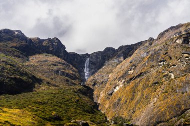 Güzel Himalaya Dağı Şelalesi Langtang Köyü ile Lama Oteli arasında Nepal yürüyüşü sırasında görüldü.