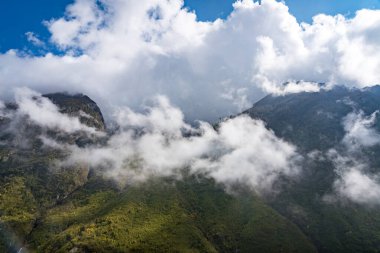 Himalayalar 'ın Bulutlu ve Sisli Dağları