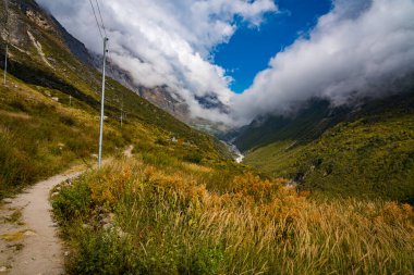 Himalayalar 'ın Bulutlu ve Sisli Dağları