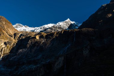 Langtang Lirung Dağı Gündoğumu Langtang Köyü 'nden Kyanjin Himalaya Yolu sırasında görüldü.