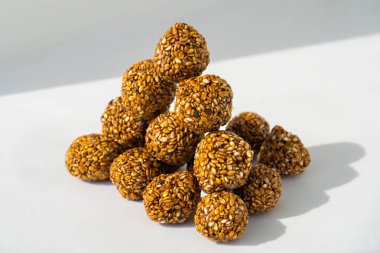 Jaggery ve Ghee Yüksek Enerjik Antrenman Öncesi ve Maghe Sankranti Festivali Konsepti ile Susam Topları