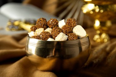 Jaggery ve Ghee Yüksek Enerjik Antrenman Öncesi ve Maghe Sankranti Festivali Konsepti ile Susam Topları