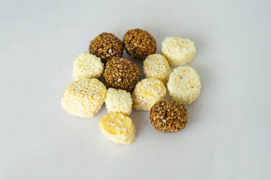 Jaggery ve Ghee Yüksek Enerjik Antrenman Öncesi ve Maghe Sankranti Festivali Konsepti ile Susam Topları