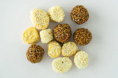 Jaggery ve Ghee Yüksek Enerjik Antrenman Öncesi ve Maghe Sankranti Festivali Konsepti ile Susam Topları