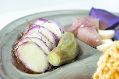 Bir tabak jaggery, susamlı toplar, yer elması, Maghe Sankranti Festivali veya Antrenman öncesi yemek için tatlı patates.