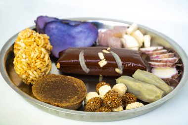 Bir tabak jaggery, susamlı toplar, yer elması, Maghe Sankranti Festivali veya Antrenman öncesi yemek için tatlı patates.