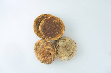 Bir Jaggery bloğu Gud sakhar veya Makar Sankranti Sağlıklı Gıda Konsepti için yağdan yapılmış ısıtılmış Chaku