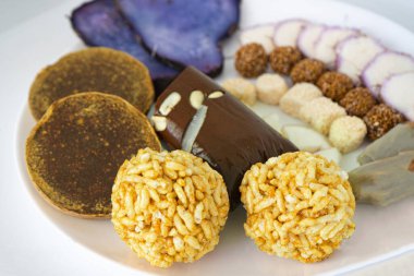 Bir tabak jaggery, susamlı toplar, yer elması, Maghe Sankranti Festivali veya Antrenman öncesi yemek için tatlı patates.