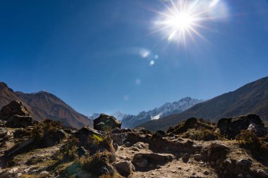 Himalaya Dağı Langtang Köyü 'nden Kyanjin Ri' ye Gangchenpo geçmişiyle Nepal 'de yürüyüş.