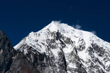 Langtang Lirung dağı zirvesi Kyanjin Ri 'den Nepal' deki Kyanjin Gompa 'nın Himalayaları' nda görüldü.