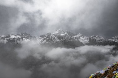 Dağ ve Himalaya Manzarası Kyanjin Ri 'den Langtang Tepesi ve Nepal' deki diğer dağlarla