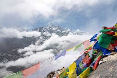 Dağ ve Himalaya Manzarası Kyanjin Ri 'den Langtang Tepesi ve Nepal' deki diğer dağlarla
