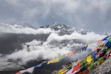 Dağ ve Himalaya Manzarası Kyanjin Ri 'den Langtang Tepesi ve Nepal' deki diğer dağlarla