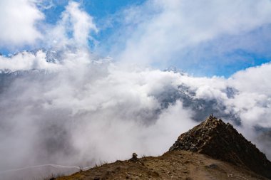 Dağ ve Himalaya Manzarası Kyanjin Ri 'den Langtang Tepesi ve Nepal' deki diğer dağlarla