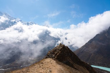 Dağ ve Himalaya Manzarası Kyanjin Ri 'den Langtang Tepesi ve Nepal' deki diğer dağlarla
