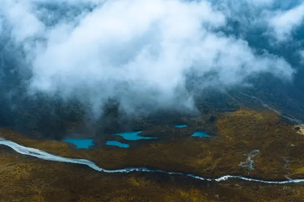 Kyanjin Gompa 'nın güzel Buzul Dağı Gölü Himalayalar' da Langtang Trek sırasında görüldü.