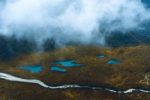 Kyanjin Gompa 'nın güzel Buzul Dağı Gölü Himalayalar' da Langtang Trek sırasında görüldü.