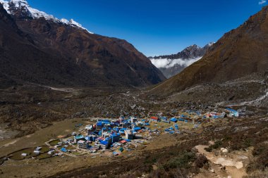 Kyanjin Gompa, Langtang, Nepal - 16 Ekim 2024: Himalayalar 'da Kyanjin Ri' den Langtang Lirung Dağı ile Kyanjin Gompa Köyü 'nün Güzel Hava Manzarası