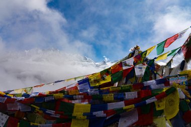 Kyanjin Gompa, Langtang, Nepal - 16 Ekim 2024: Himalayalar 'da Kyanjin Ri' den Langtang Lirung Dağı ile Kyanjin Gompa Köyü 'nün Güzel Hava Manzarası