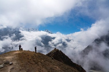 Kyanjin Gompa, Langtang, Nepal - 16 Ekim 2024: Himalayalar 'da Kyanjin Ri' den Langtang Lirung Dağı ile Kyanjin Gompa Köyü 'nün Güzel Hava Manzarası