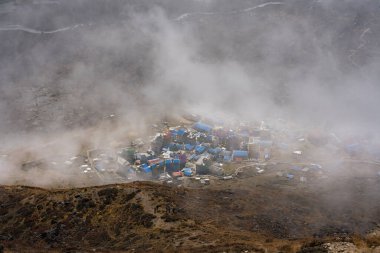 Kyanjin Gompa, Langtang, Nepal - 16 Ekim 2024: Himalayalar 'da Kyanjin Ri' den Langtang Lirung Dağı ile Kyanjin Gompa Köyü 'nün Güzel Hava Manzarası