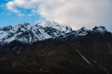 Nepal 'in Langtang bölgesindeki Tsergo Ri' den Yala Tepesi Dağ Manzaralı Güzel Himalaya Sıradağları