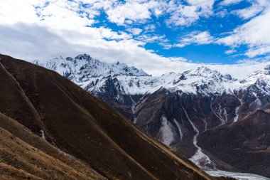 Nepal 'in Langtang bölgesindeki Tsergo Ri' den Yala Tepesi Dağ Manzaralı Güzel Himalaya Sıradağları