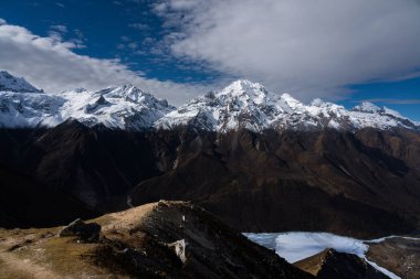 Nepal 'in Langtang bölgesindeki Tsergo Ri' den Yala Tepesi Dağ Manzaralı Güzel Himalaya Sıradağları