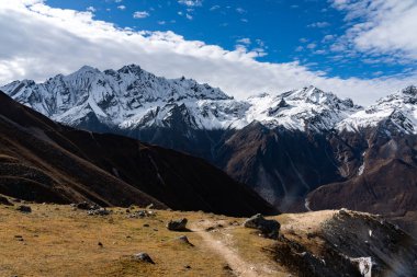 Nepal 'in Langtang bölgesindeki Tsergo Ri' den Yala Tepesi Dağ Manzaralı Güzel Himalaya Sıradağları