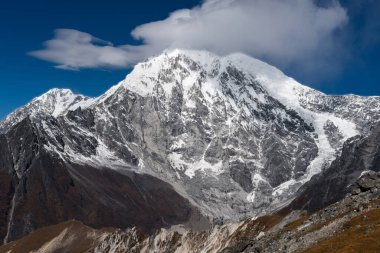 Sabahın erken saatlerinde Nepal Himalayaları 'ndaki langtang lirung dağında bulutlar Tsergo Ri' ye doğru ilerliyor.