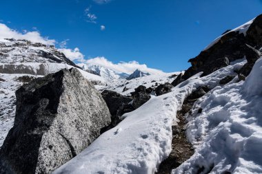 Nepal 'in Himalayalarında Tsergo Ri Tepesi' nde Kyanjin Gompa ile Gangchempo Dağı 'nın kesiştiği yol. 