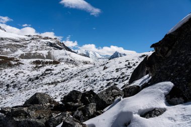 Nepal 'in Himalayalarında Yala Tepesi' ne tırmanmak. Tsergo Ri Peak ile Yale 'in ana kampından bir manzara.