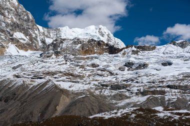 Nepal 'in Himalayalarında Yala Tepesi' ne tırmanmak. Tsergo Ri Peak ile Yale 'in ana kampından bir manzara.