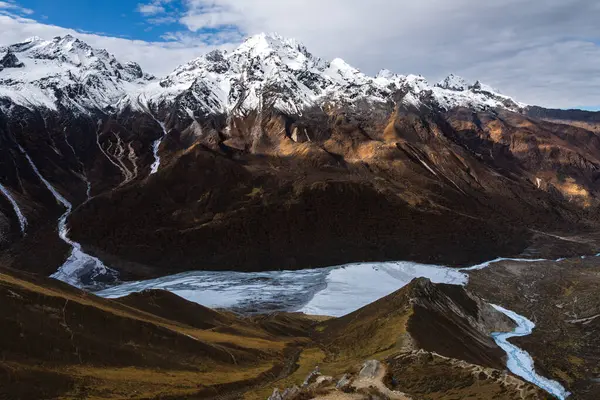 Nepal 'in Langtang bölgesindeki Tsergo Ri' den Yala Tepesi Dağ Manzaralı Güzel Himalaya Sıradağları