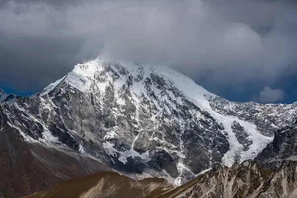 Sabahın erken saatlerinde Nepal Himalayaları 'ndaki langtang lirung dağında bulutlar Tsergo Ri' ye doğru ilerliyor.
