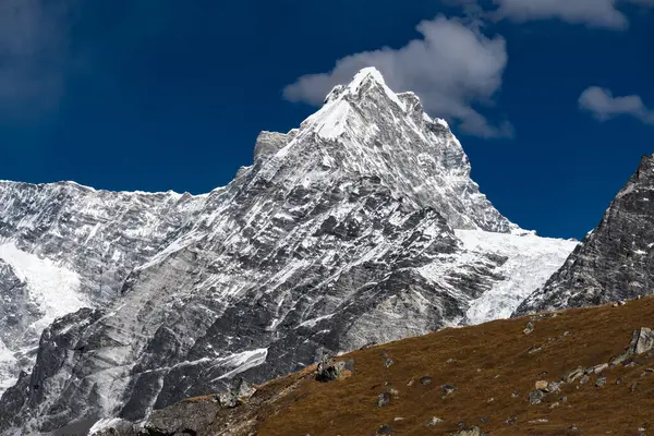Nepal 'in Langtang bölgesindeki Tsergo Ri' den Yala Tepesi Dağ Manzaralı Güzel Himalaya Sıradağları