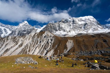 Arka planda Tsergo Ri Tepesi olan Yala Tepesi Kampı, Nepal 'in Langtang Bölgesi Himalayaları' nda yer almaktadır..