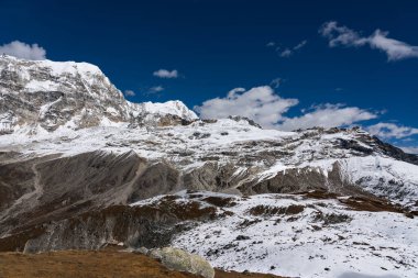 Langtang Bölgesi 'ndeki Himalaya Dağı' ndaki Karlı Yala Tepesi 'ne tırmanıyorum.