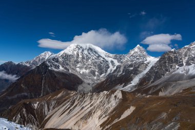 Langtang Lirung Dağı Nepal Trekking 'den Kyanjin Gompa Himalayaları' nda Tserko Ri Tepesi 'nden görüldü.