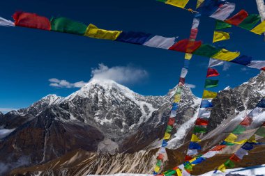 Langtang Lirung Dağı Nepal Trekking 'den Kyanjin Gompa Himalayaları' nda Tserko Ri Tepesi 'nden görüldü.