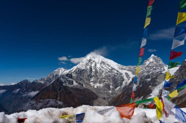 Langtang Lirung Dağı Nepal Trekking 'den Kyanjin Gompa Himalayaları' nda Tserko Ri Tepesi 'nden görüldü.