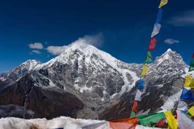 Langtang Lirung Dağı Nepal Trekking 'den Kyanjin Gompa Himalayaları' nda Tserko Ri Tepesi 'nden görüldü.