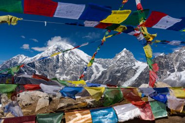 Langtang Lirung Dağı Nepal Trekking 'den Kyanjin Gompa Himalayaları' nda Tserko Ri Tepesi 'nden görüldü.