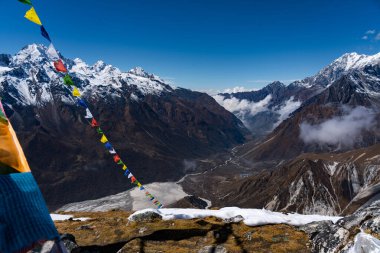 Güzel Himalaya Moutain Tserko Ri 'nin Manzarası Langtang' lı Kyanjin Gompa, Nepal 'de Budist Dua Bayraklarıyla