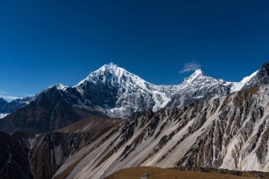 Güzel Dağ. Nepal 'in Himalayaları' ndaki Yala Ana Kampı 'ndan Langtang Lirung Dağı Manzarası