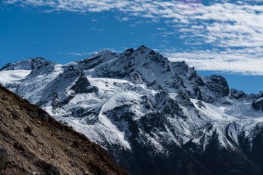 Himalayalar 'da bulutlu mavi gökyüzü olan güzel kar örtülü dağlar