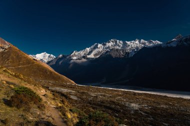 Panoramik Himalaya Dağı Langtang Bölgesindeki Kar Tepeleri ile Gangchempo, Dorje Lhakpa, Kyanjin Gompa 'daki Yala zirvesi