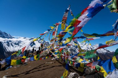 Tsergo Ri, Kyanjin, Langtang, Nepal - 17 Ekim 2024: Trekkers Tsergo Ri 'deki Langtang Vadisi' nde Himalaya Gangchempo, Langtang Lirung, Yala Peak vs..